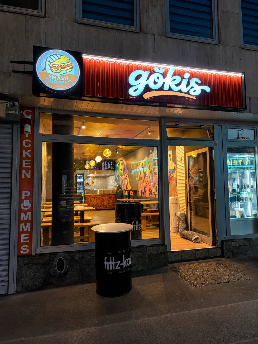 Gökis Ladenfront bei Nacht mit Neonschriftzug in Kassel